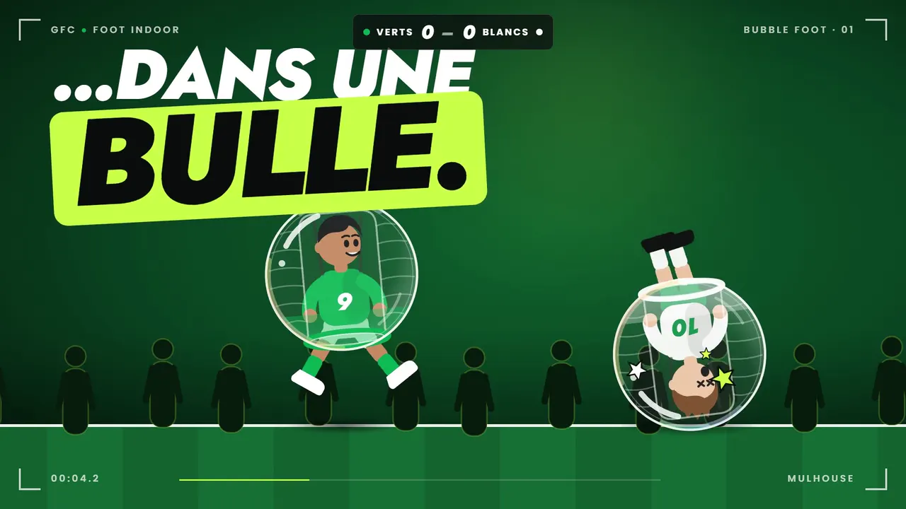 Joueurs de bubble foot dans leurs bulles sur un terrain du GFC
