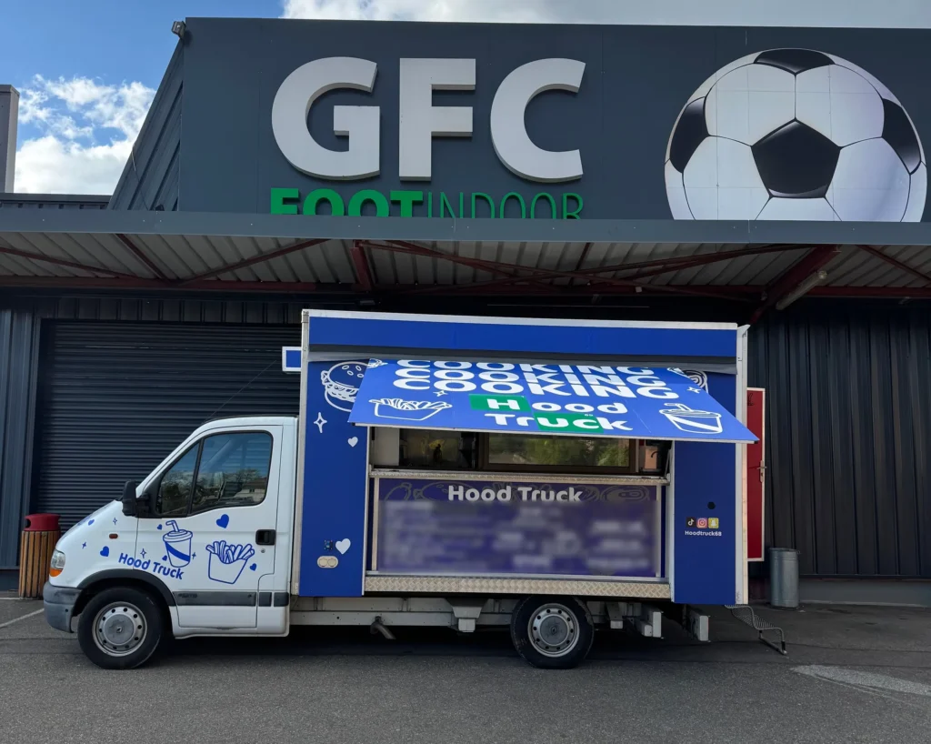 Le Hood Truck garé devant GFC Foot Indoor à Mulhouse